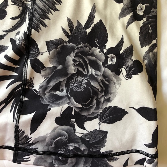 Lululemon aria tank in brisk bloom black/white - Picture 10 of 13